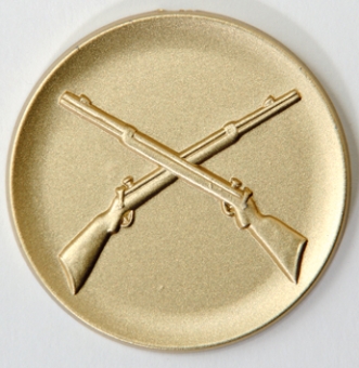 Metall Emblem Motiv gekreuzte Gewehre gold